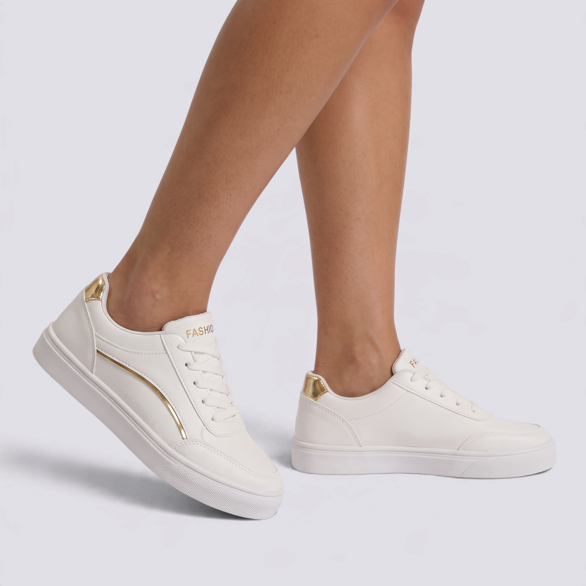 Zapatillas mujer casual con franja metalizada en color Blanco Dorado, vista lateral