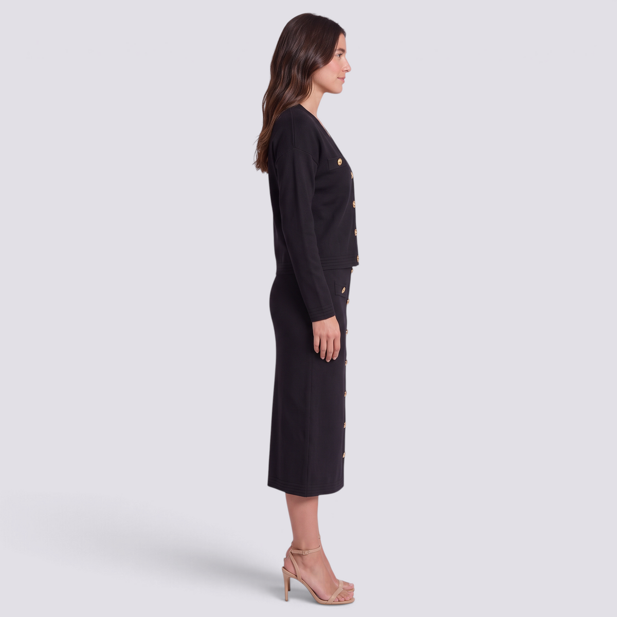 Conjunto mujer cárdigan y falda midi con botones dorados en color Negro, vista lateral
