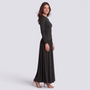 Vestido largo mujer manga larga con falda fruncida en color negro, vista lateral