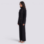 Conjunto de jersey de cuello alto con cremallera y pantalón ancho de punto negro, vista lateral