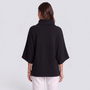 Poncho mujer negro de cuello alto con mangas murciélago, vista trasera