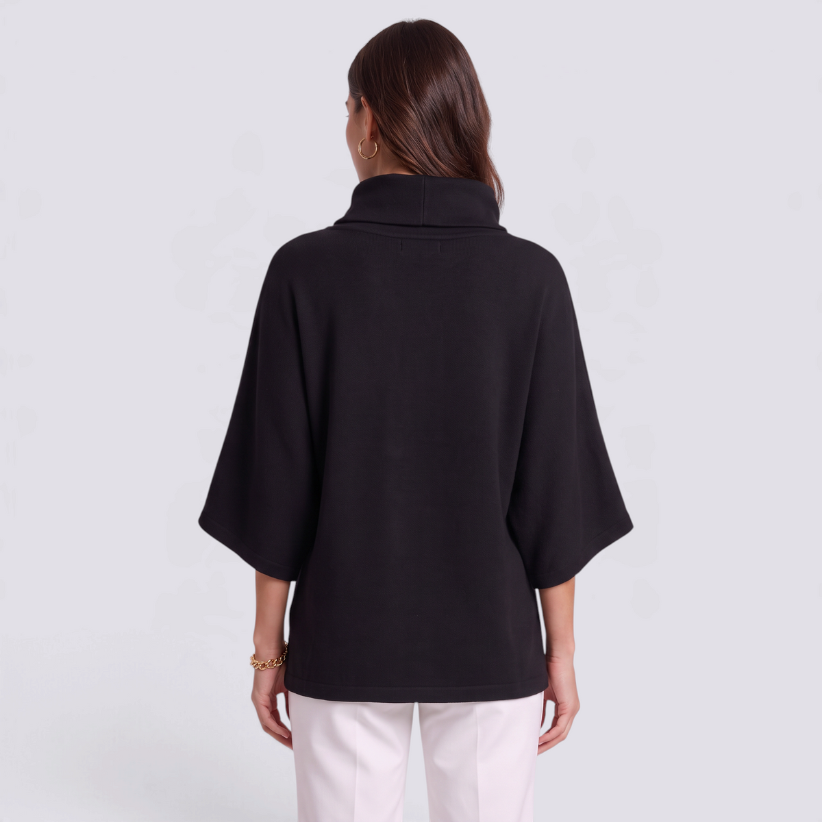 Poncho mujer negro de cuello alto con mangas murciélago, vista trasera
