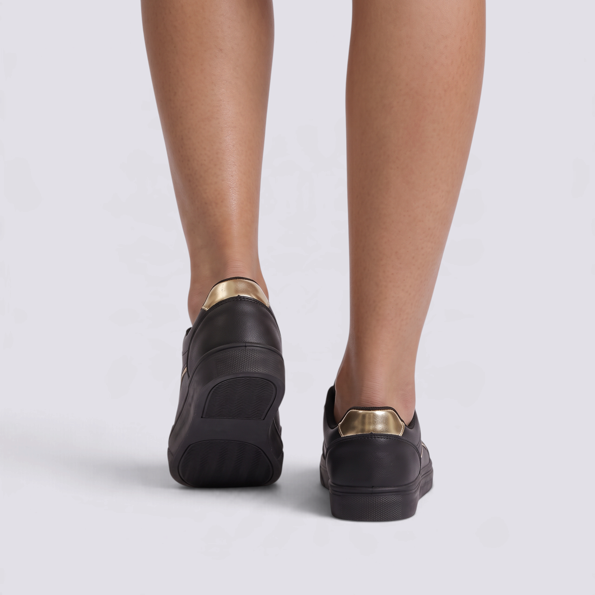 Zapatillas mujer casual con franja metalizada en color Negro, vista trasera