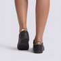 Zapatillas mujer casual con franja metalizada en color Negro, vista trasera