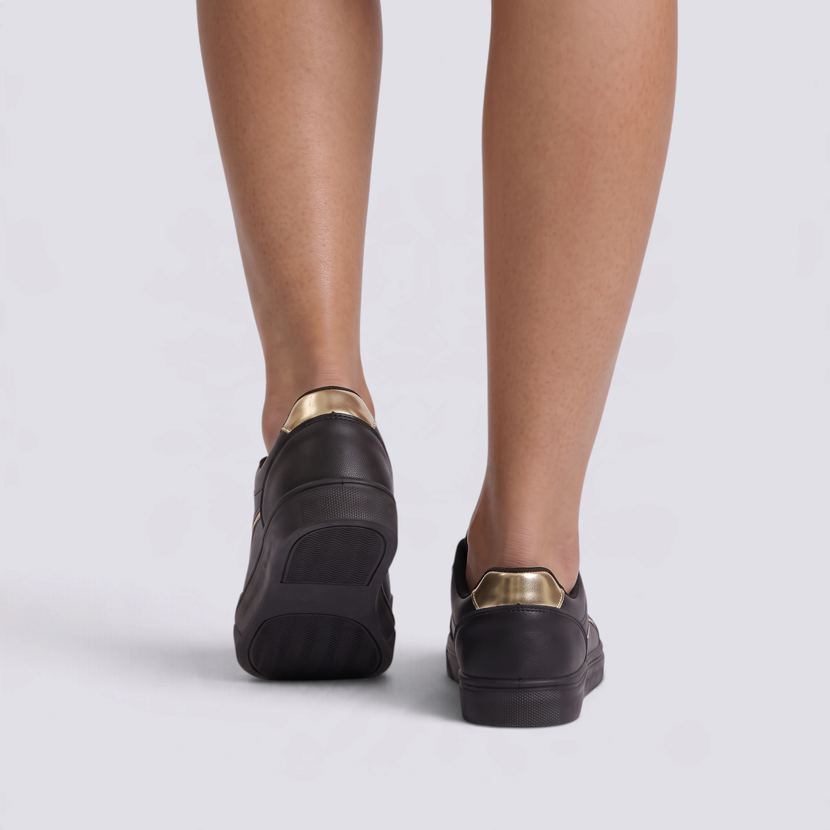 Zapatillas mujer casual con franja metalizada en color Negro, vista trasera