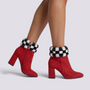 Botines mujer rojos con borde de pelo a cuadros blanco y negro, vista lateral