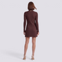 Vestido mini de punto canalé color marrón con cuello alto, vista trasera