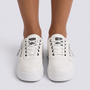 Zapatillas deportivas de mujer con plataforma y cremallera en blanco, vista frontal
