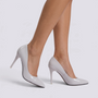 Zapatos de salón mujer tacón aguja efecto charol en color gris, vista lateral