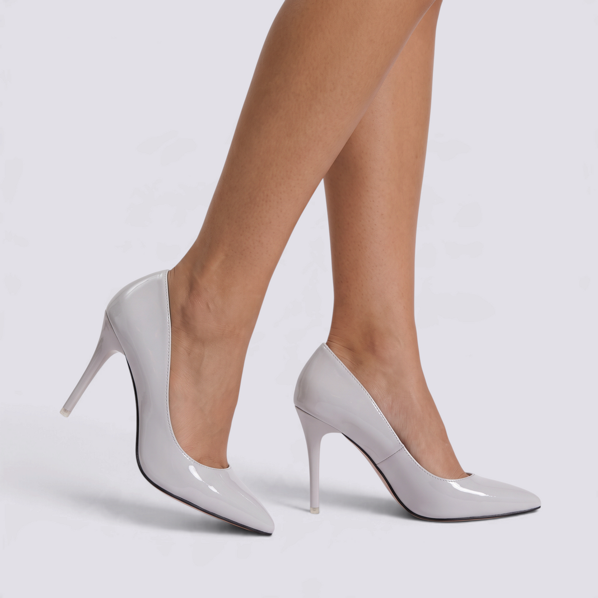 Zapatos de salón mujer tacón aguja efecto charol en color gris, vista lateral