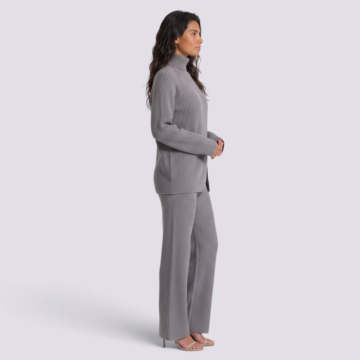 Conjunto de jersey de cuello alto con cremallera y pantalón ancho de punto gris, vista lateral