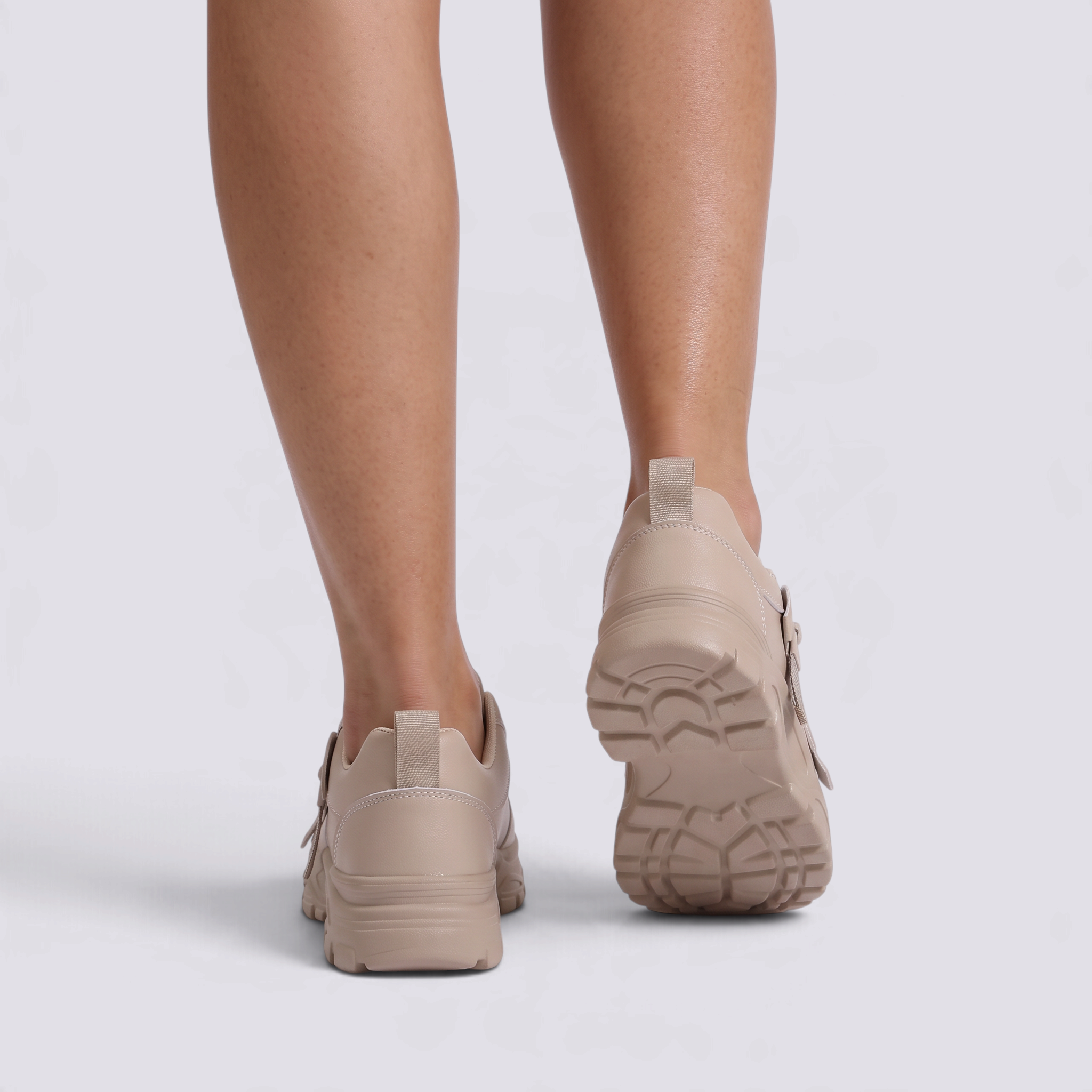 Zapatillas deportivas de mujer con plataforma y cremallera en crema, vista trasera