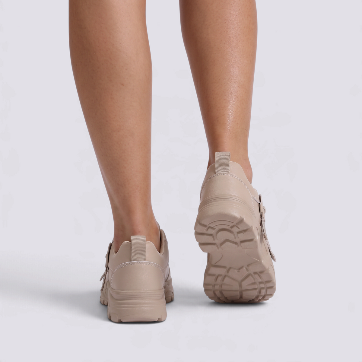 Zapatillas deportivas de mujer con plataforma y cremallera en crema, vista trasera