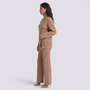 Conjunto de jersey de cuello alto con cremallera y pantalón ancho de punto camel, vista lateral