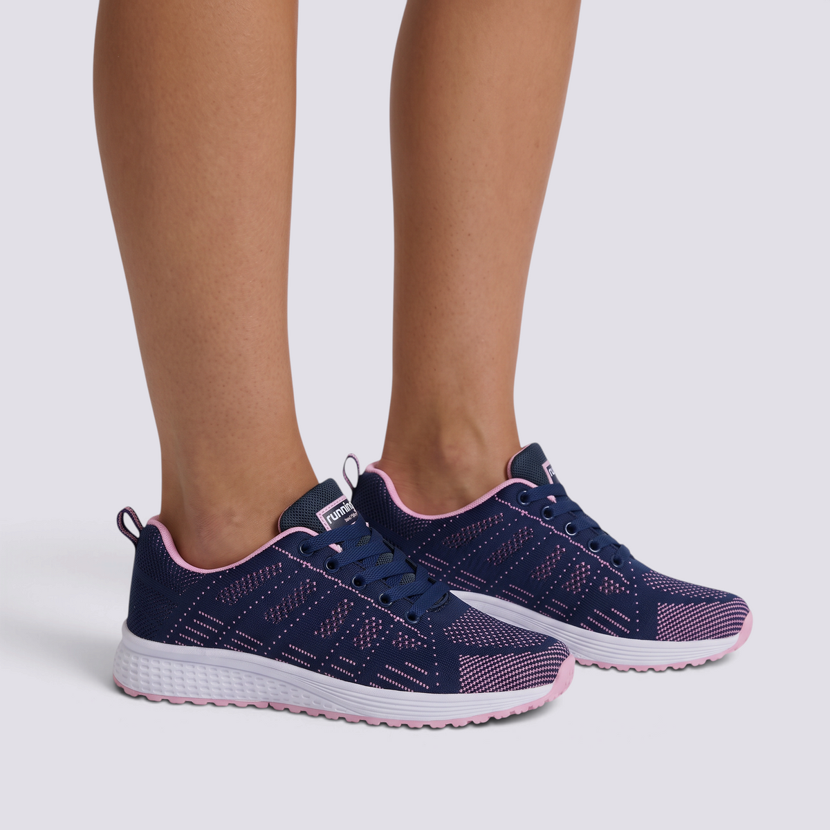 Zapatillas deportivas mujer de malla con cuña baja en azul marino con estampado rosa, vista lateral