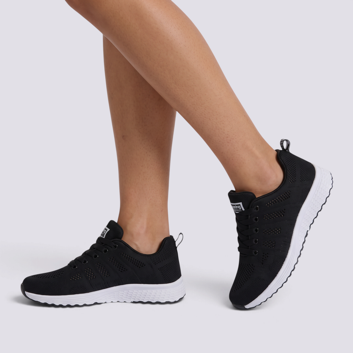 Zapatillas deportivas mujer de malla con cuña baja en negro, vista lateral