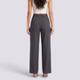 Pantalón gris oscuro mujer pierna ancha con pinzas, vista trasera