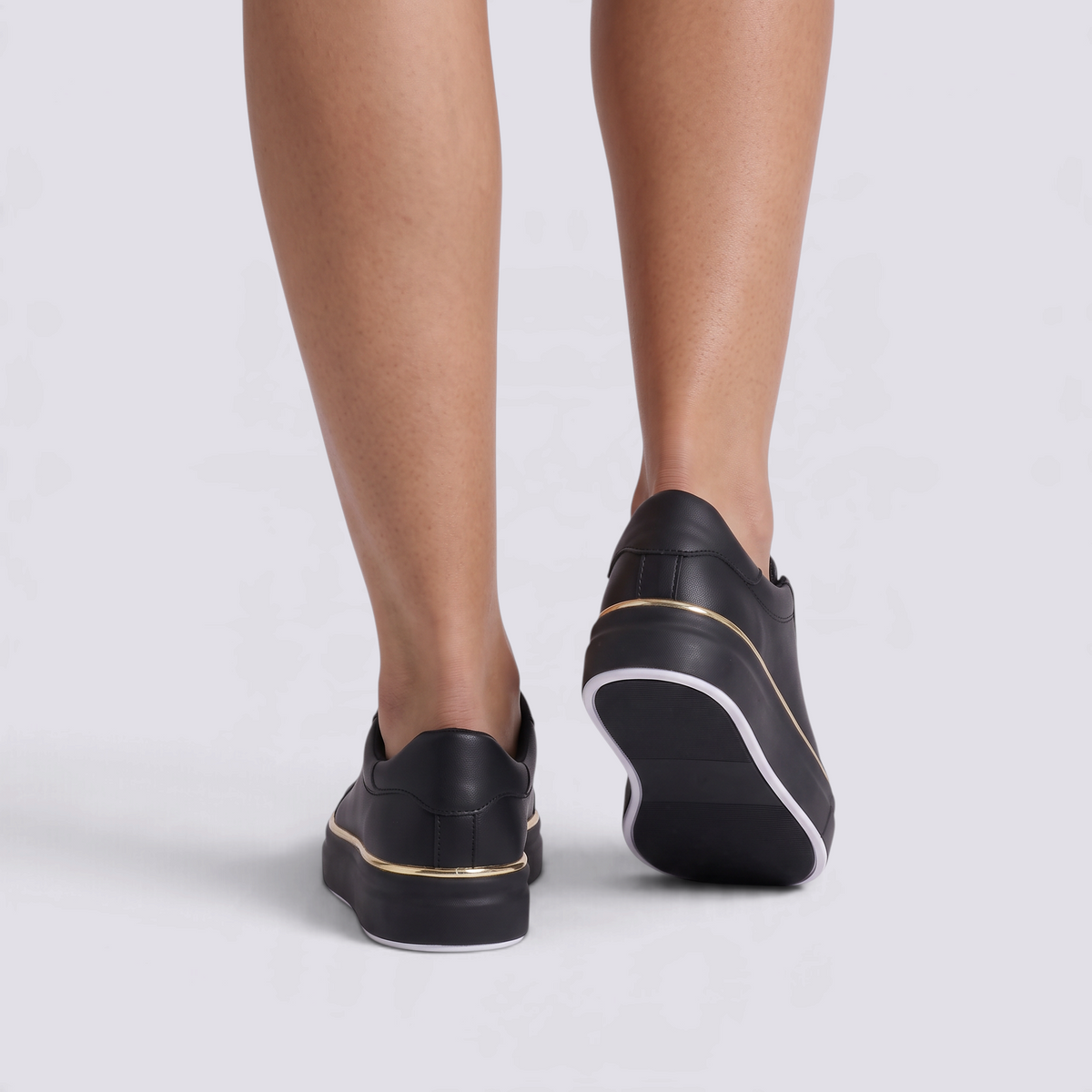Zapatillas mujer negras con plataforma, vista trasera