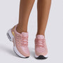 Zapatillas deportivas chunky mujer rosas con suela de plataforma y paneles calados, vista frontal