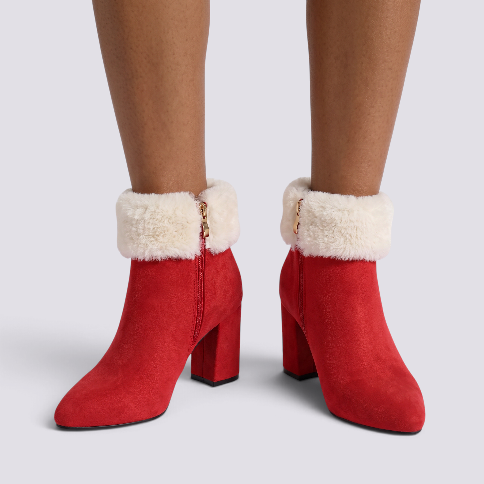 Botines mujer rojos con borde de pelo crema, vista frontal
