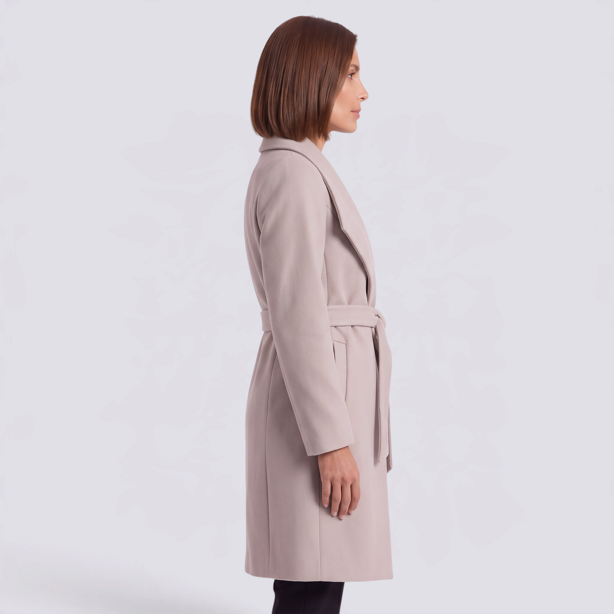 Abrigo largo de mujer estilo batín con solapa ancha y cinturón en color beige, vista lateral
