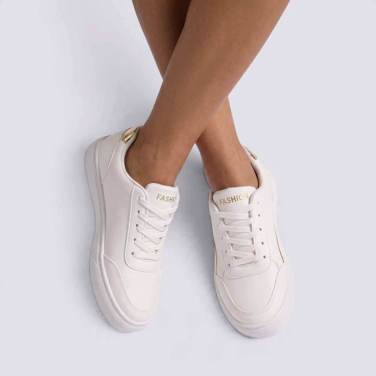 Zapatillas mujer casual con franja metalizada en color Blanco Dorado, vista frontal