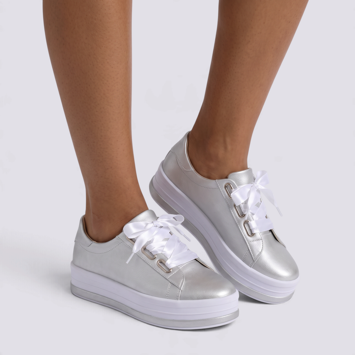 Zapatillas de plataforma de mujer plateadas con cordones de cinta, vista frontal