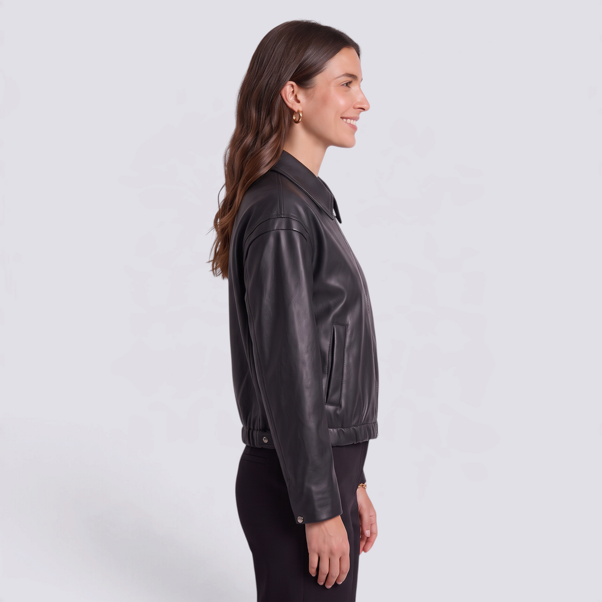 Cazadora mujer efecto piel negra con cuello camisero, vista lateral
