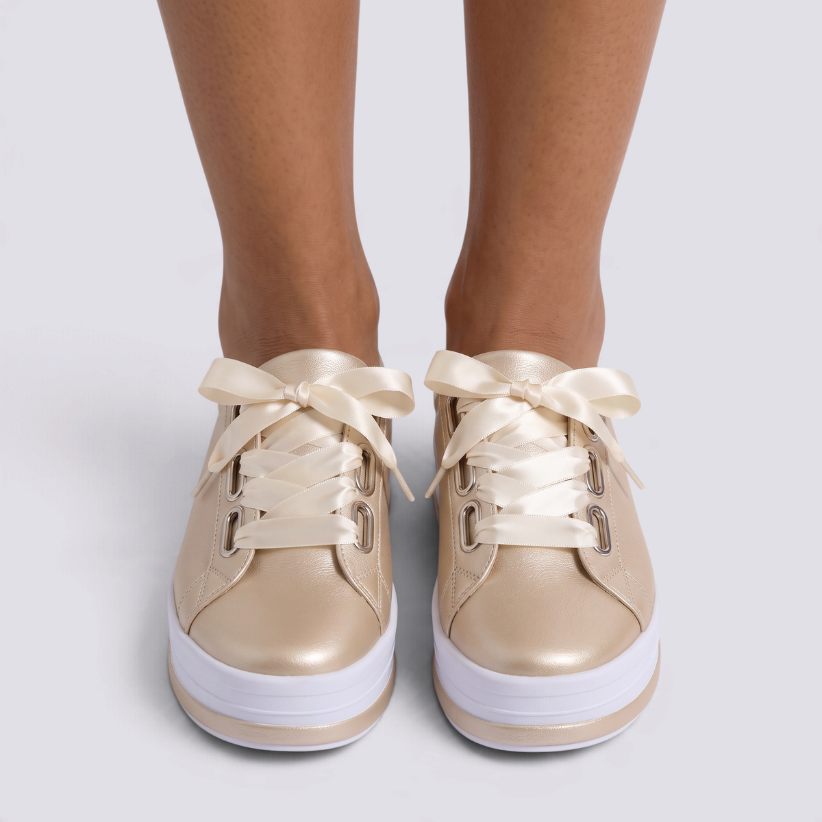 Zapatillas de plataforma de mujer doradas con cordones de cinta, vista frontal