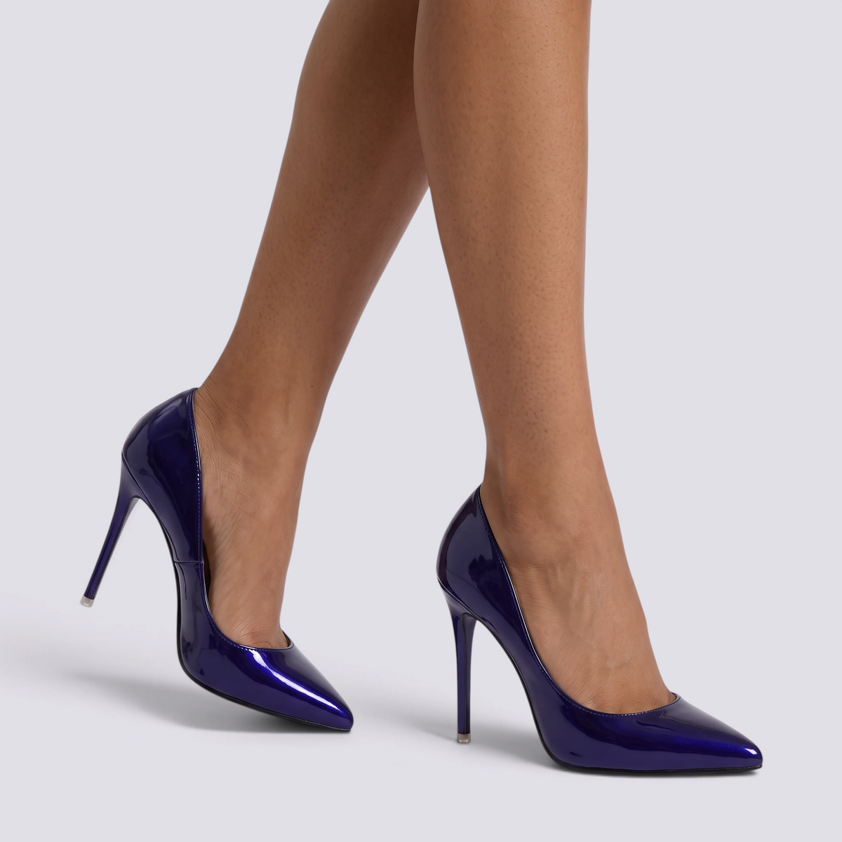 Zapatos de salón mujer tacón aguja efecto charol en color azul, vista frontal