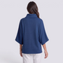 Poncho mujer azul de cuello alto con mangas murciélago, vista trasera