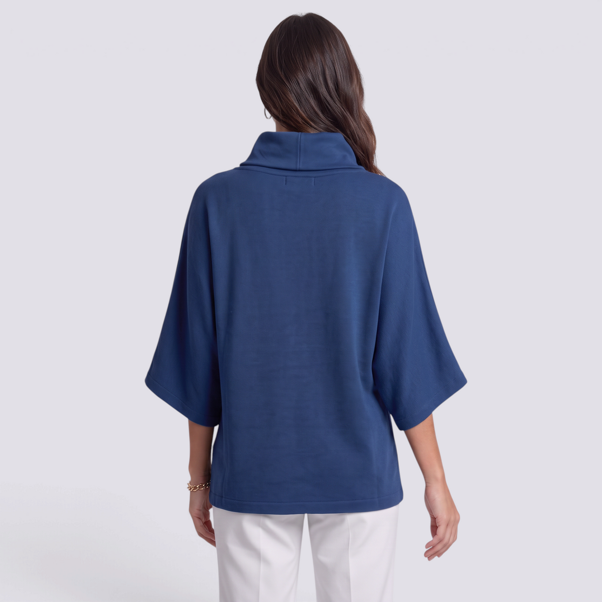 Poncho mujer azul de cuello alto con mangas murciélago, vista trasera