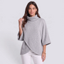 Poncho mujer gris de cuello alto cruzado con mangas murciélago, vista frontal