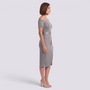 Vestido midi brillante hombros descubiertos plateado, vista lateral