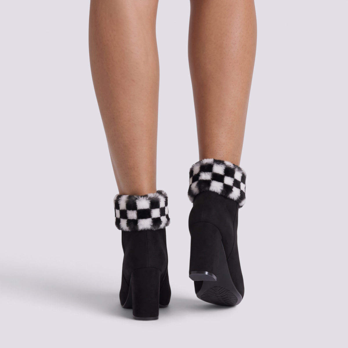 Botines mujer negros con borde de pelo a cuadros blanco y negro, vista trasera