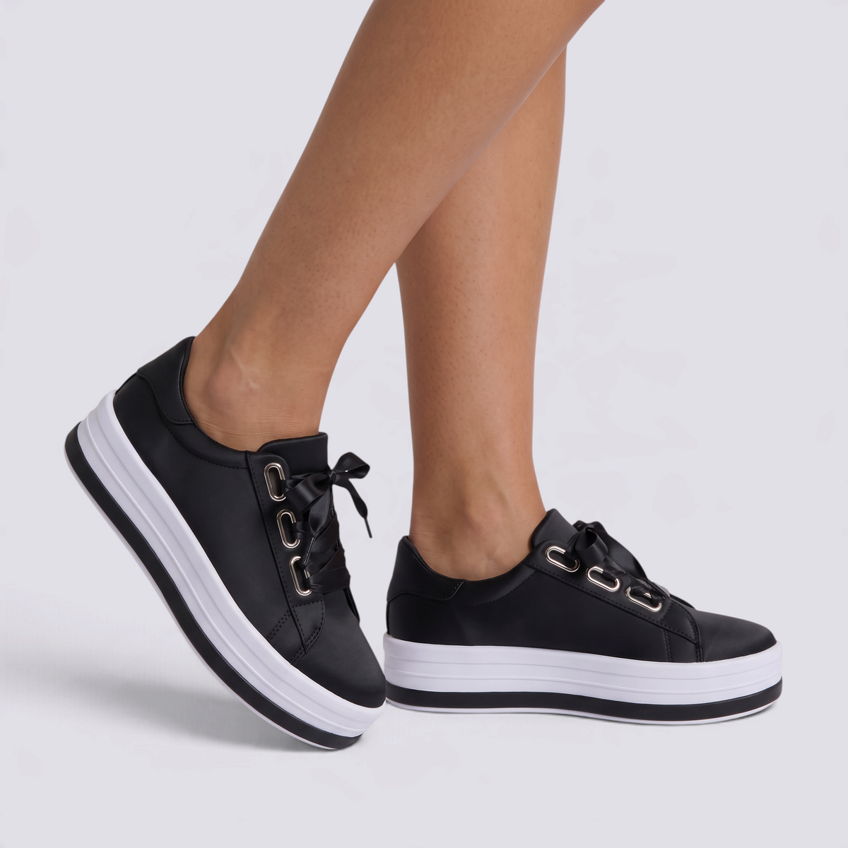 Zapatillas de plataforma de mujer negras con cordones de cinta, vista lateral