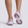 Zapatillas deportivas de mujer rosas con suela ondulada y cordones, vista trasera
