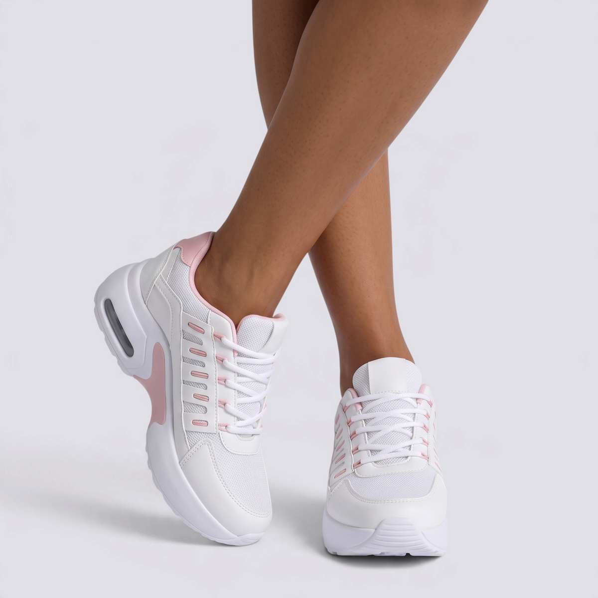 Zapatillas deportivas chunky mujer blancas con detalles rosa pálido, suela de plataforma y paneles calados, vista frontal