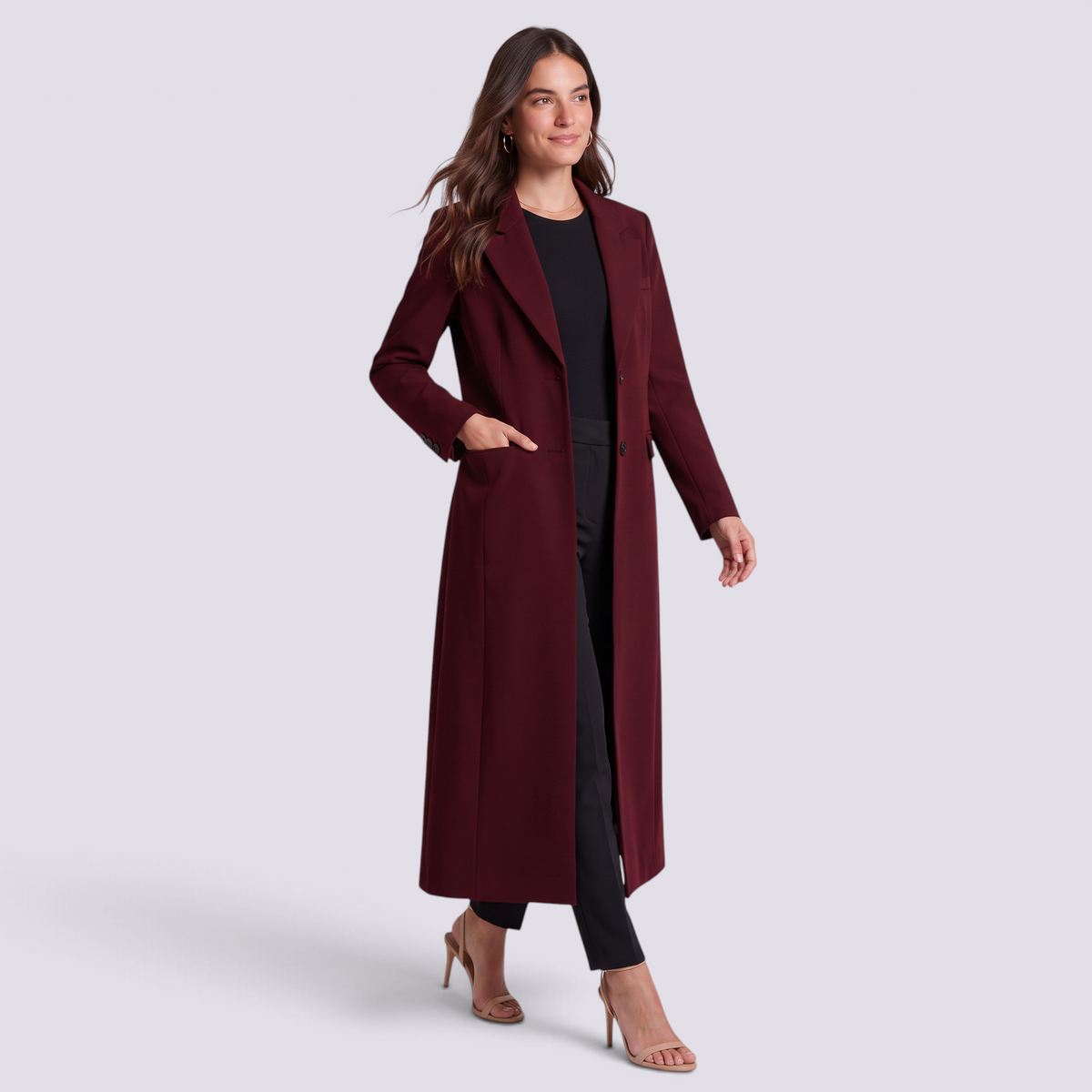 Mujer con abrigo largo burdeos con solapa ancha, vista frontal