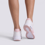 Zapatillas deportivas chunky mujer blancas con detalles rosa pálido, suela de plataforma y paneles calados, vista trasera