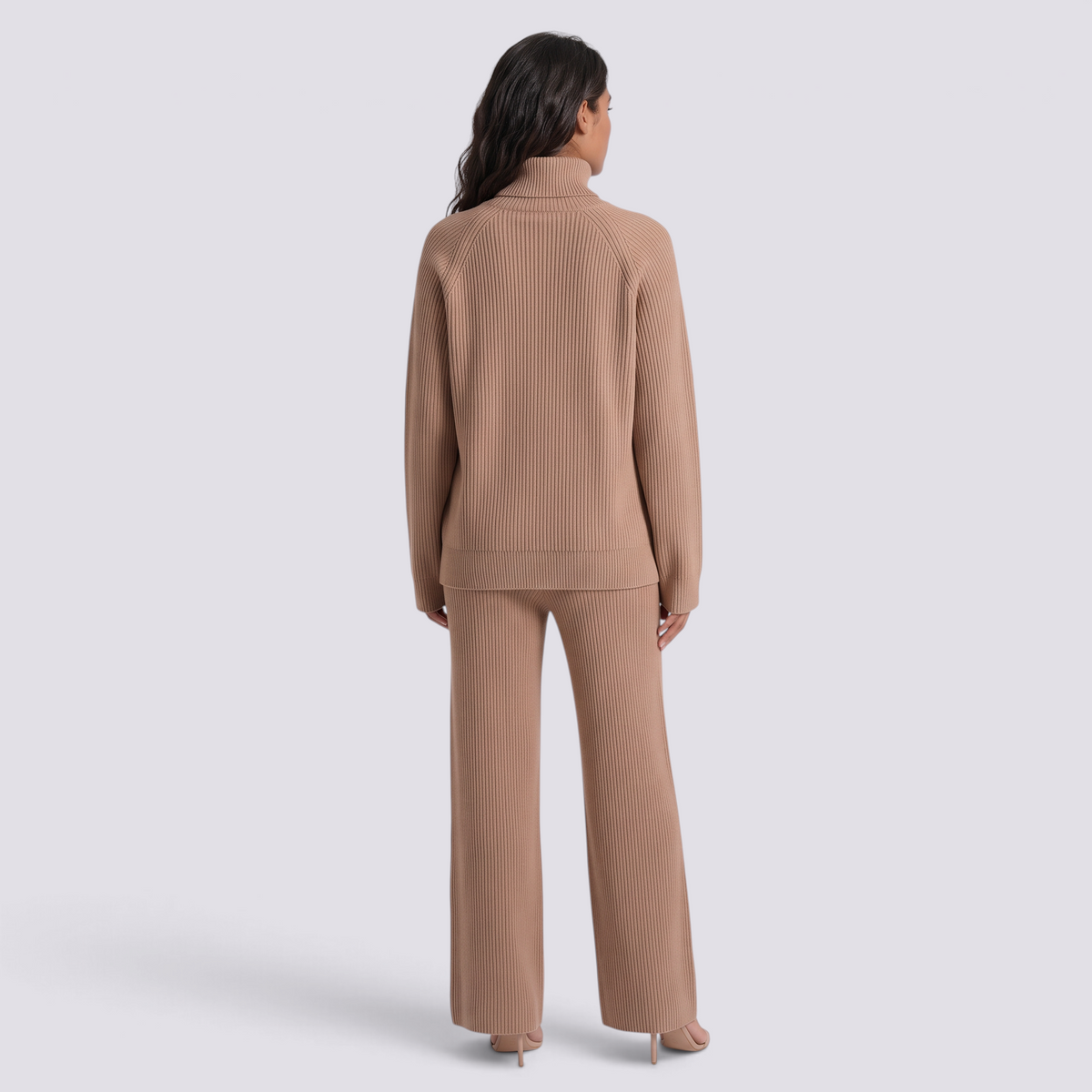 Conjunto de jersey de cuello alto con cremallera y pantalón ancho de punto camel, vista trasera