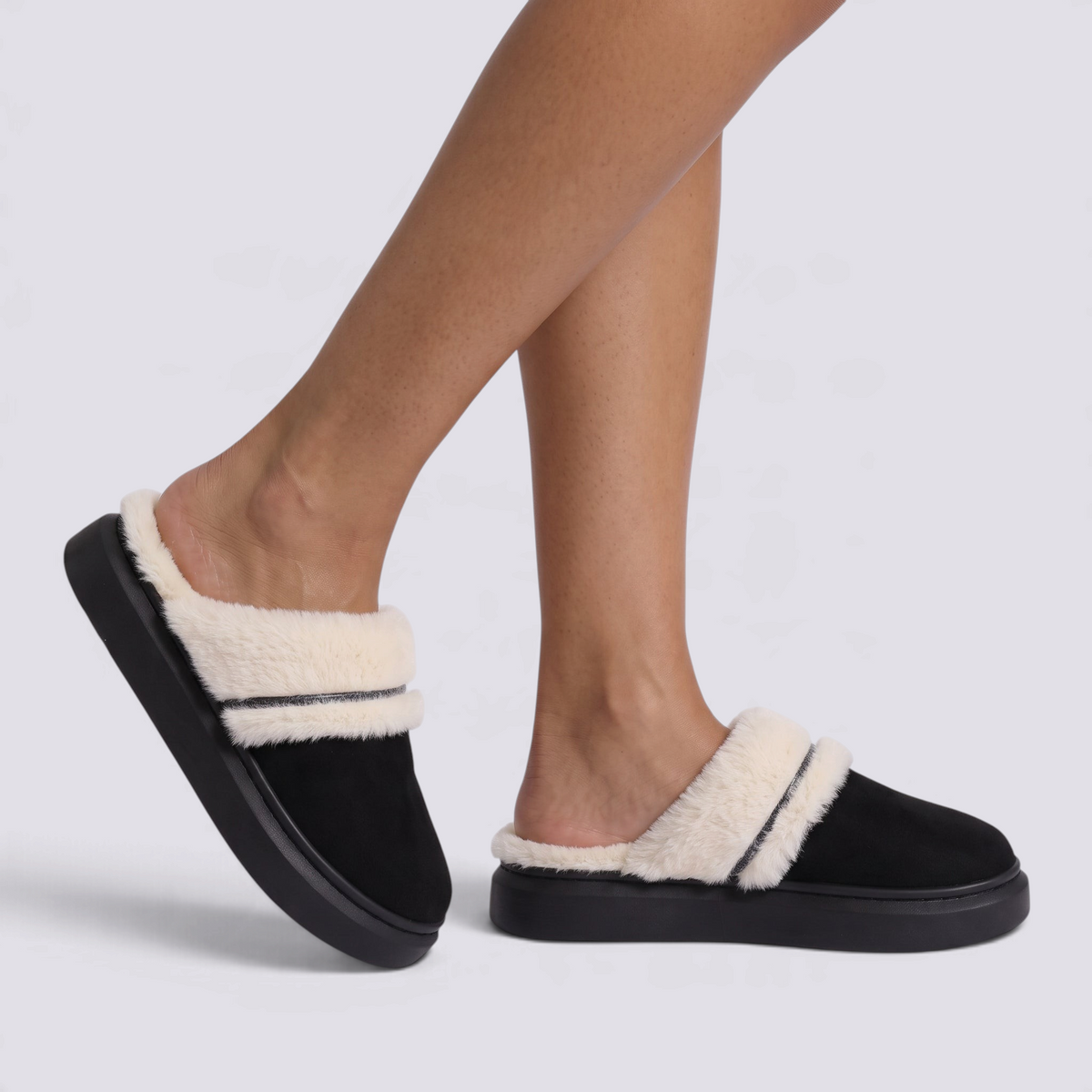 Zapatillas de casa mujer negras con ribete de peluche suave y suela gruesa, vista lateral
