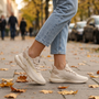 Zapatillas deportivas mujer de punto ligeras en la ciudad en otoño