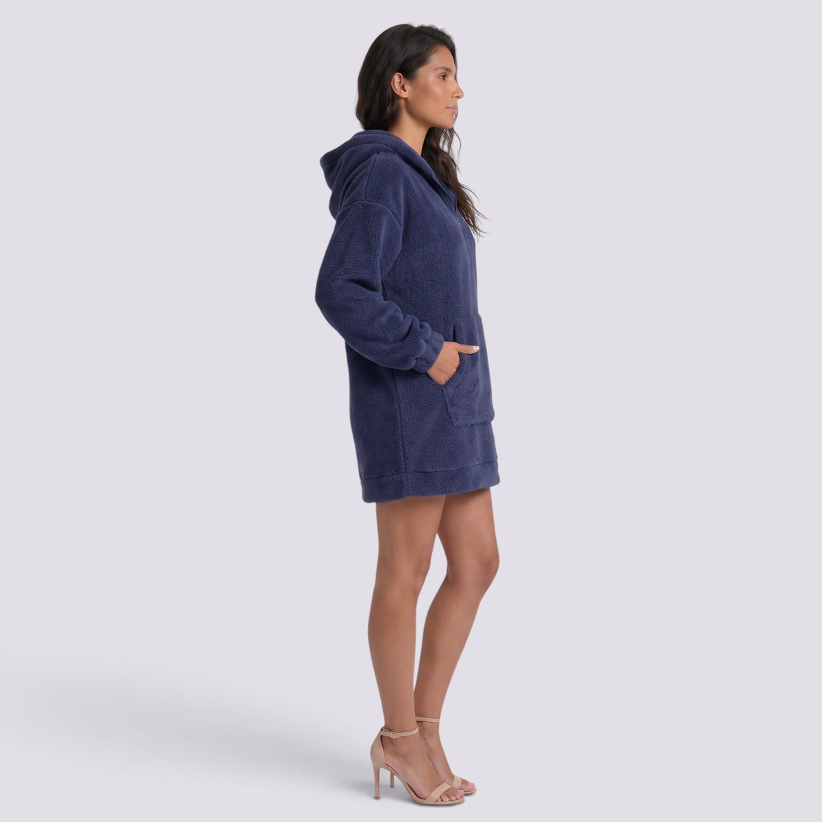 Sudadera borreguito de mujer con capucha y media cremallera color azul marino, vista lateral