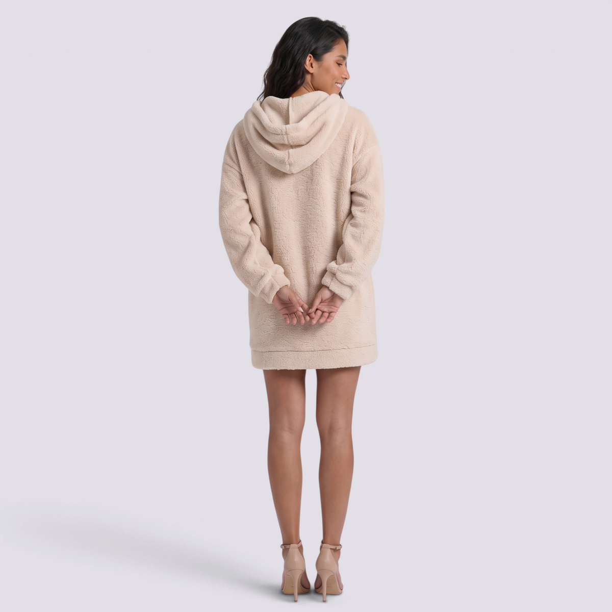 Sudadera borreguito de mujer con capucha y media cremallera color beige, vista trasera
