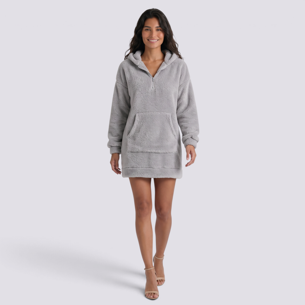 Sudadera borreguito de mujer con capucha y media cremallera color gris, vista frontal