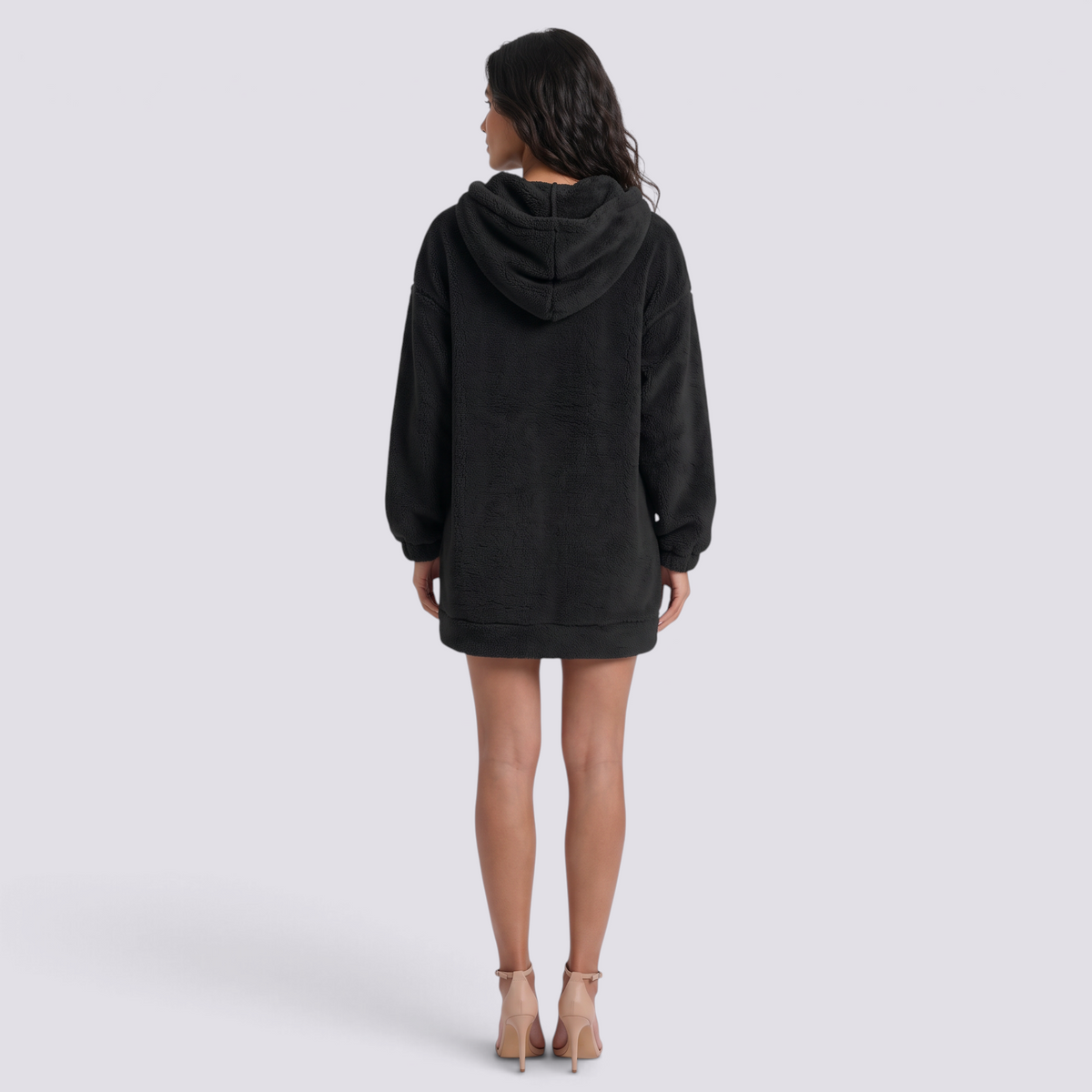 Sudadera borreguito de mujer con capucha y media cremallera color negro, vista trasera