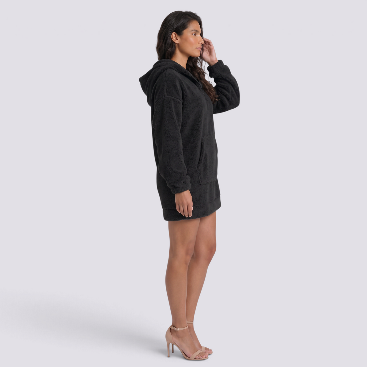 Sudadera borreguito de mujer con capucha y media cremallera color negro, vista lateral