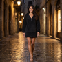 Sudadera borreguito de mujer con capucha y media cremallera color negro, look nocturno paseando por una calle empedrada del casco antiguo