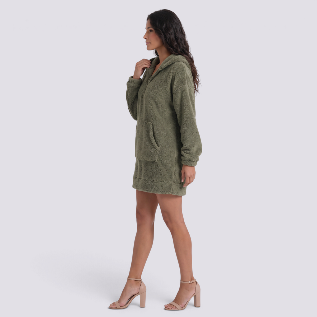 Sudadera borreguito de mujer con capucha y media cremallera color verde militar, vista lateral